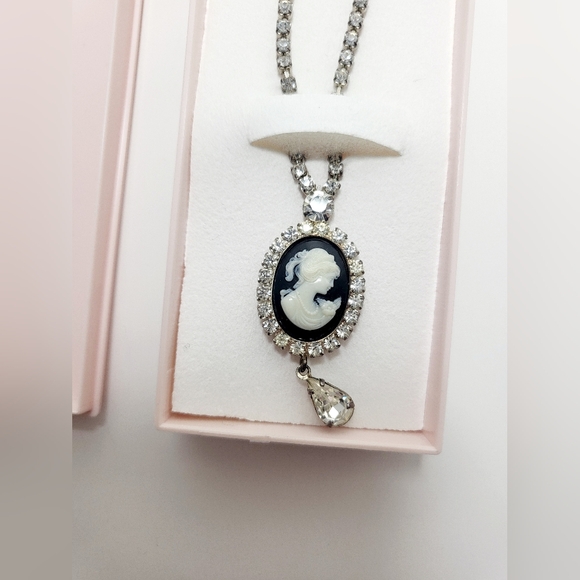 Vintage CAMEO Swavorksi Crystal Necklace - Picture 8 of 15